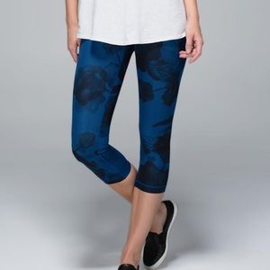 Lululemon • Wunder Under Crop II, blue inky floral